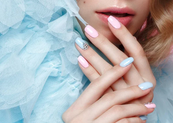Hermosa chica con maquillaje ligero y manicura suave en ropa azul. Cara de belleza. Diseño de uñas . —  Fotos de Stock