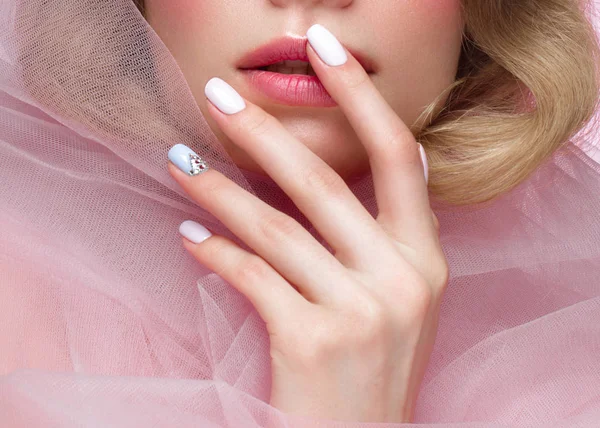 Hermosa chica con maquillaje ligero y manicura suave en ropa rosa. Cara de belleza. Diseño de uñas . —  Fotos de Stock