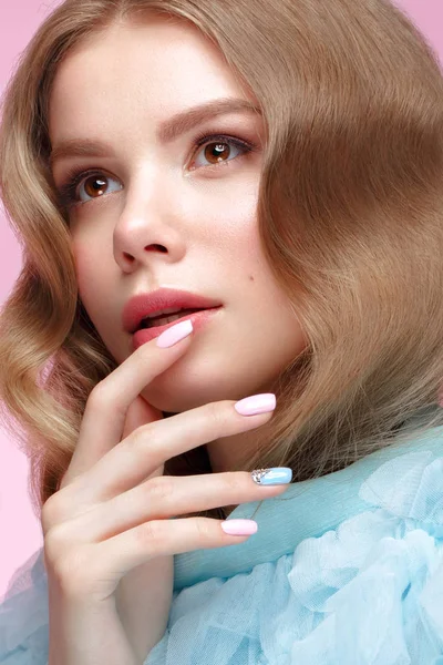 Hermosa chica con maquillaje ligero y manicura suave en ropa azul. Cara de belleza. Diseño de uñas . — Foto de Stock