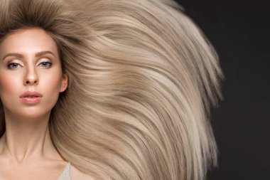 Güzel sarışın kız bir mükemmel düz saç ve klasik makyaj ile hareket ettirin. Güzellik.