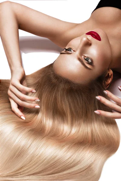 Menina loira bonita com um cabelo perfeitamente liso, e maquiagem clássica. Cara de beleza . — Fotografia de Stock