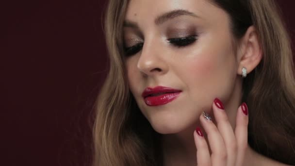 Mooie brunette model met krullen, klassieke make-up en sexy rode lippen. — Stockvideo