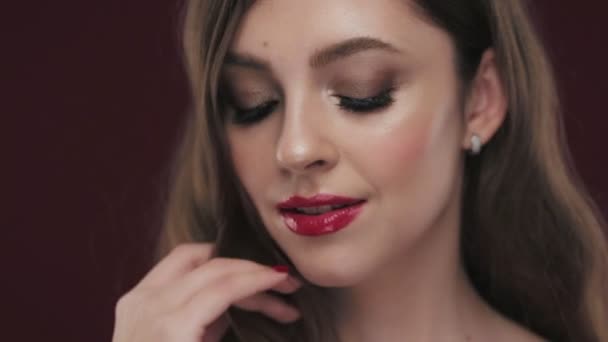 Modelo morena bonita com cachos, maquiagem clássica e lábios vermelhos sexy . — Vídeo de Stock