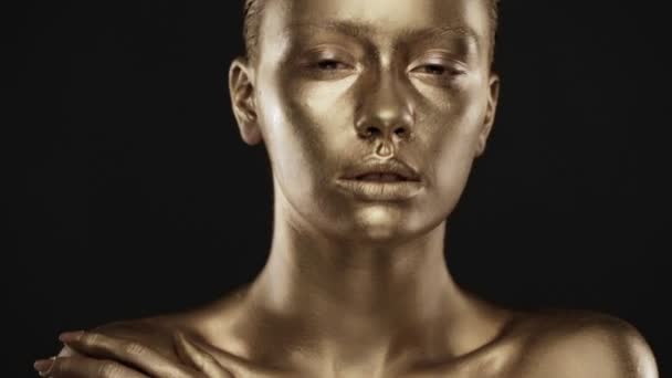 Beautyful girl with gold glitter on her face.Art image beauty face. — Stock Video