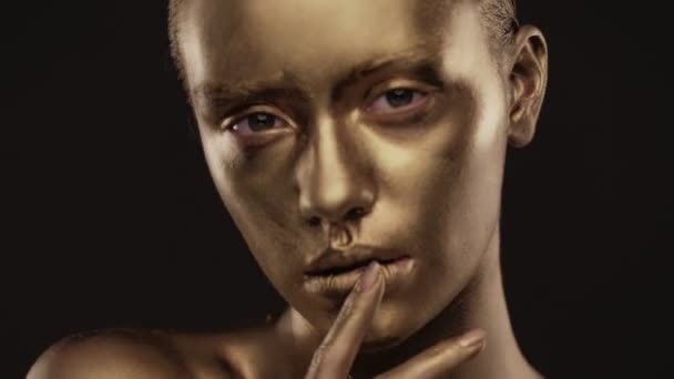 Beautyful girl with gold glitter on her face.Art image beauty face. — Stock Video