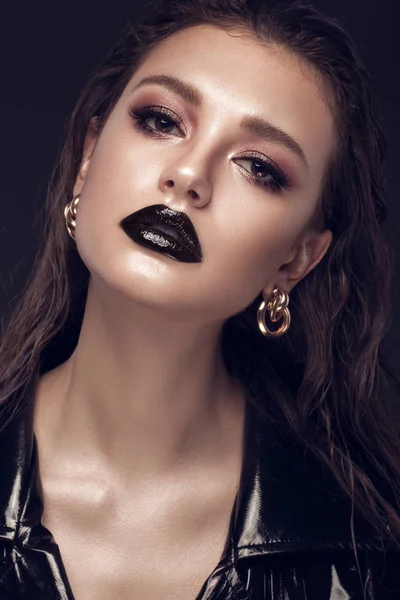 Menina bonita com maquiagem arte criativa, vestido preto e acessórios de ouro. Cara de beleza . — Fotografia de Stock