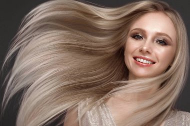 Güzel sarışın kız bir mükemmel düz saç ve klasik makyaj ile hareket ettirin. Güzellik.