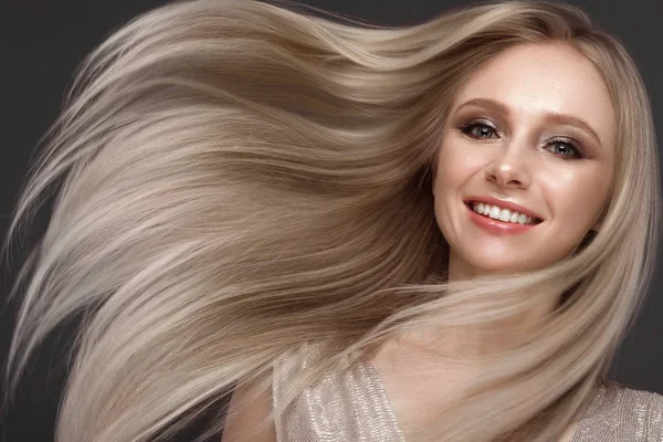 Güzel sarışın kız bir mükemmel düz saç ve klasik makyaj ile hareket ettirin. Güzellik.