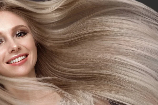Красива блондинка в русі з ідеально гладким волоссям і класичним макіяжем. Обличчя краси . — стокове фото