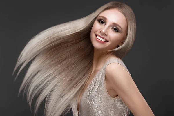 Menina loira bonita em movimento com um cabelo perfeitamente liso, e maquiagem clássica. Cara de beleza . — Fotografia de Stock