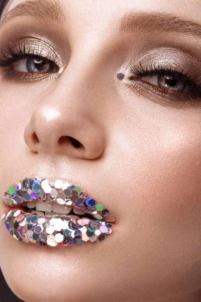 Vacker flicka med kreativa glitter gör upp läppar. Vackert ansikte. — Stockfoto