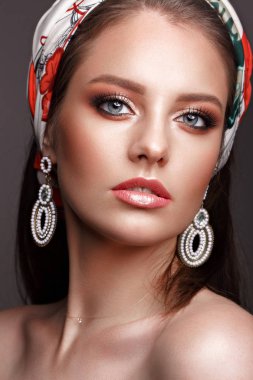 Klasik makyaj güzel kız. Güzellik.