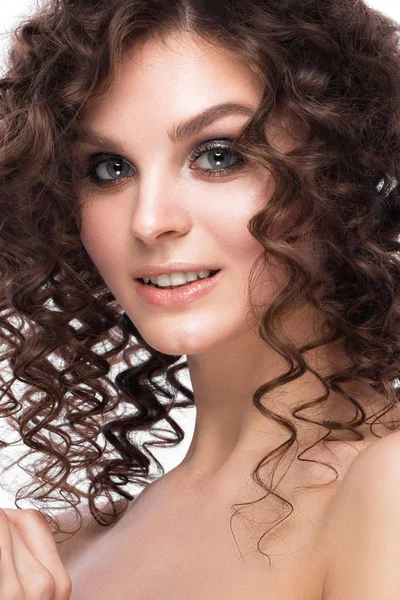 Beautiful brunette girl with a perfectly curly hair, and classic make-up. Beauty face. — Stock Photo, Image