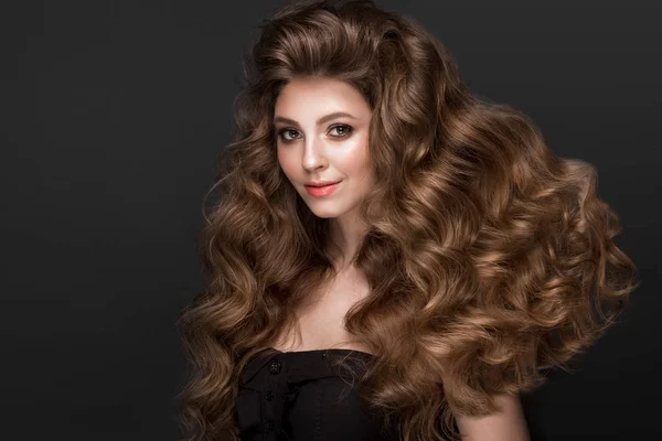 Schönes braunhaariges Mädchen mit perfekt gelockten Haaren und klassischem Make-up. Schönheit Gesicht. — Stockfoto