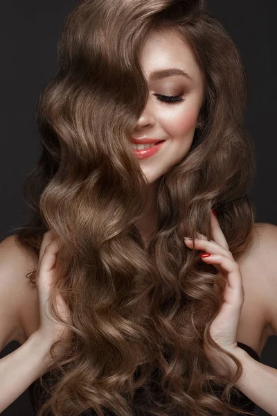 Bella ragazza dai capelli castani con capelli perfettamente ricci e trucco classico. Bellezza viso . — Foto Stock