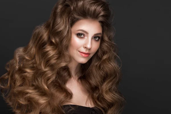 Bella ragazza dai capelli castani con capelli perfettamente ricci e trucco classico. Bellezza viso . — Foto Stock