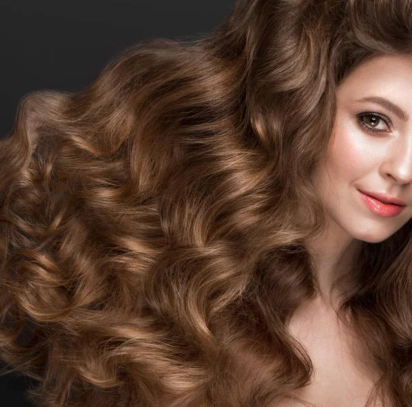 Menina de cabelos castanhos bonita com um cabelo perfeitamente cachos, e maquiagem clássica. Cara de beleza . — Fotografia de Stock