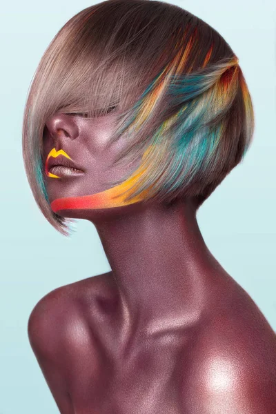 Όμορφο κορίτσι με πολύχρωμα μαλλιά και δημιουργικό μακιγιάζ και χτένισμα. Πρόσωπο ομορφιάς. — Φωτογραφία Αρχείου
