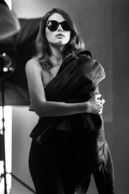 Güzel kız stüdyoda bir fotoğraf çekimi poz. Siyah beyaz görüntü