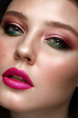 Yaratıcı renkli makyaj ile güzel kız. Güzellik.