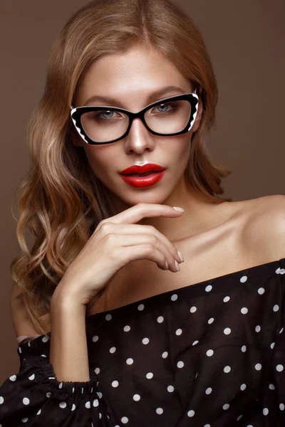 Красивая девушка в стильной одежде с очками для зрения и красными сексуальными губами . — стоковое фото