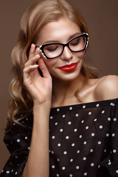 Belle fille en vêtements élégants avec des lunettes pour la vision et les lèvres sexy rouges . — Photo