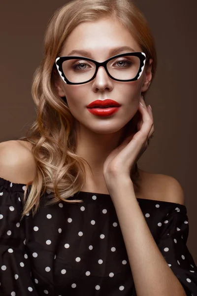 Hermosa chica en ropa elegante con gafas para la visión y los labios rojos sexy . — Foto de Stock