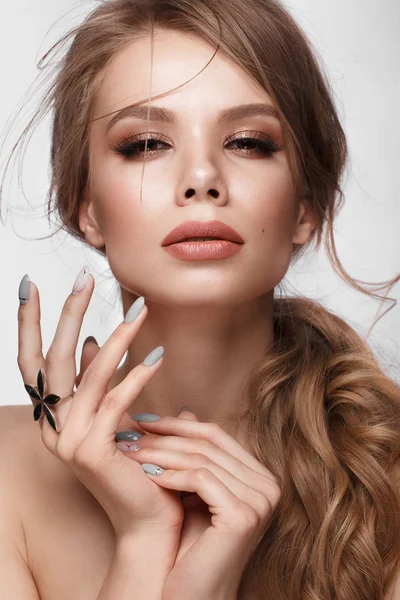 Mooi meisje met gemakkelijke kapsel, klassieke make-up, naakt lippen en manicure ontwerp. Schoonheid gezicht. Kunst nagels. — Stockfoto
