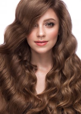 Mükemmel kıvırcık saçlı ve klasik makyajlı güzel kahverengi saçlı kız. Güzel yüz ve saç..