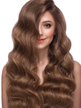 Mükemmel kıvırcık saçlı ve klasik makyajlı güzel kahverengi saçlı kız. Güzel yüz ve saç..