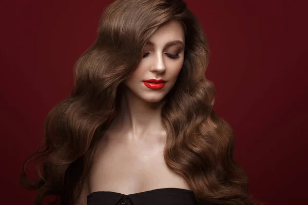Menina de cabelos castanhos bonita com um cabelo perfeitamente cachos, e maquiagem clássica. Rosto de beleza e cabelo. — Fotografia de Stock