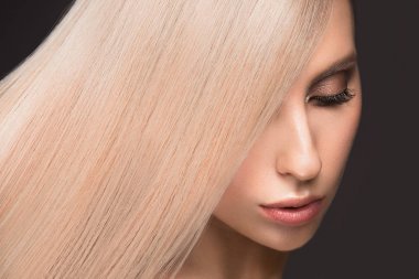 Mükemmel düz saç ve klasik makyaj güzel sarışın kız. Güzellik.