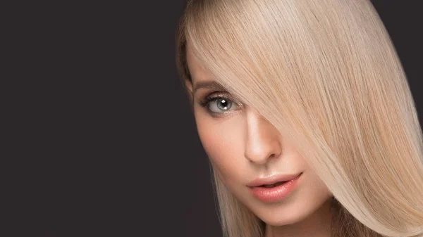 Beautiful blond girl with a perfectly smooth hair, and classic make-up. Beauty face. — Stock Photo, Image