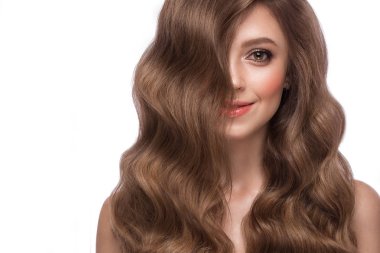 Mükemmel kıvırcık saçlı ve klasik makyajlı güzel kahverengi saçlı kız. Güzel yüz ve saç..