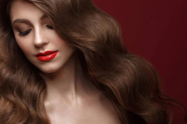 Menina de cabelos castanhos bonita com um cabelo perfeitamente cachos, e maquiagem clássica. Rosto de beleza e cabelo. — Fotografia de Stock