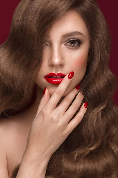 Krásná dívka s klasickým make-upem, vlasy a červené nehty. Design manikúry. Krásná tvář. — Stock fotografie