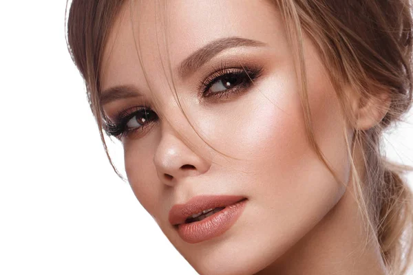 Mooi meisje met eenvoudige kapsel, klassieke make-up, naakt lippen schoonheid gezicht. — Stockfoto