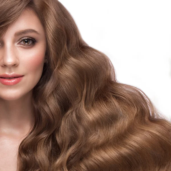 Schönes braunhaariges Mädchen mit perfekt gelockten Haaren und klassischem Make-up. Schönheit Gesicht und Haare. — Stockfoto