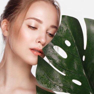 Mükemmel cilt, doğal makyaj ve yeşil yaprakları ile güzel taze kız. Güzellik yüzü.