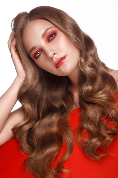 Mooi fris meisje met perfecte huid, helder rood make-up. Schoonheid gezicht. — Stockfoto
