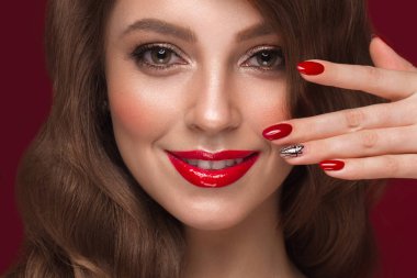 Klasik makyaj ile güzel kız, saç ve çok renkli tırnaklar bukleler. Manikür tasarımı. Güzellik yüzü.