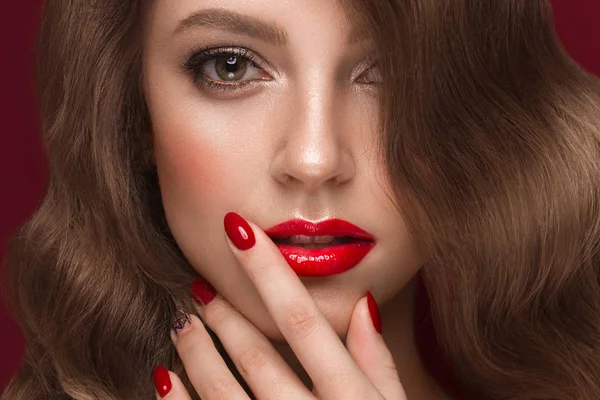 Piękna dziewczyna z klasycznym makijażu, loki włosów i wielobarwne paznokcie. Projektowanie manicure. Piękna twarz. — Zdjęcie stockowe