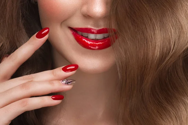 Mooi meisje met een klassieke make-up, krullen haar en multi-gekleurde nagels. Manicure ontwerp. Schoonheid gezicht. — Stockfoto