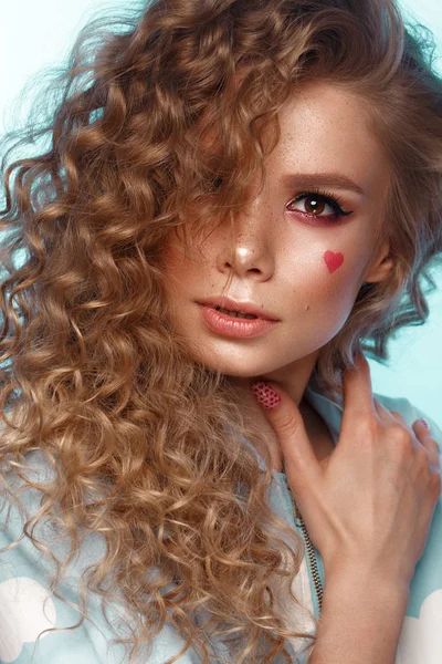 Pretty girl with curls hairstyle, classic makeup, freckles, nude lips Beauty face. — Stock Photo, Image