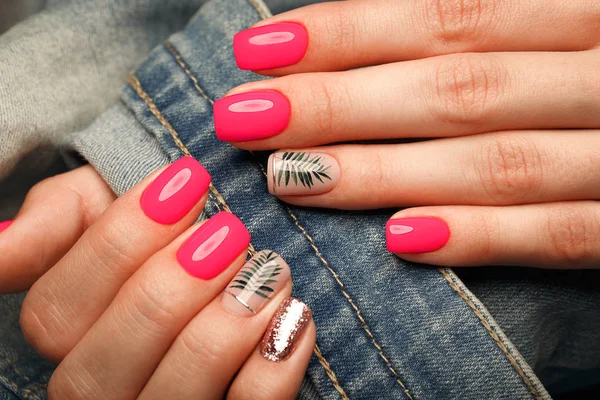 Jasny Neon manicure na kobiecych rękach na tle dżinsów. Projektowanie paznokci. Ręce piękności. — Zdjęcie stockowe