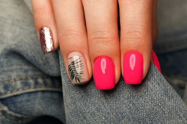 Heldere Neon manicure op vrouwelijke handen op de achtergrond van jeans. Nagel ontwerp. Schoonheid handen. — Stockfoto