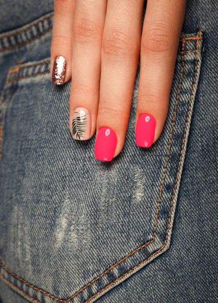 Bright neon manicure on female hands on the background of jeans. Nail design. Beauty hands. — Stock Photo, Image