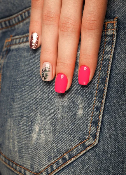 Heldere Neon manicure op vrouwelijke handen op de achtergrond van jeans. Nagel ontwerp. Schoonheid handen. — Stockfoto