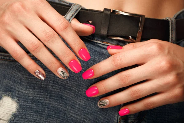 Brillante manicure al neon su mani femminili sullo sfondo di jeans. Nail design. Mani di bellezza . — Foto Stock