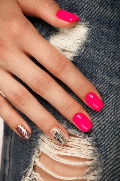 Manicura de néon brilhante em mãos femininas no fundo de calça. Desenho de unhas. Mãos de beleza . — Fotografia de Stock